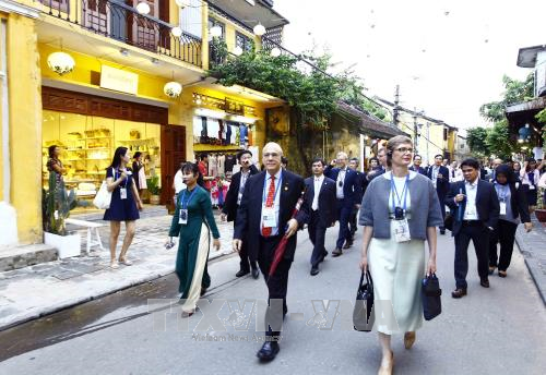 Các đại biểu dự Hội nghị Bộ trưởng Tài chính APEC tham quan phố cổ Hội An, ngày 20/10. Ảnh: An Đăng/TTXVN