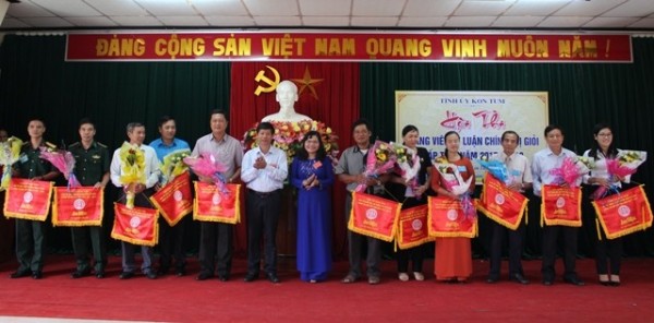 Lãnh đạo Ban Tuyên giáo Tỉnh ủy và lãnh đạo Trường Chính trị tặng cờ lưu niệm cho các Đoàn tham gia Hội thi.