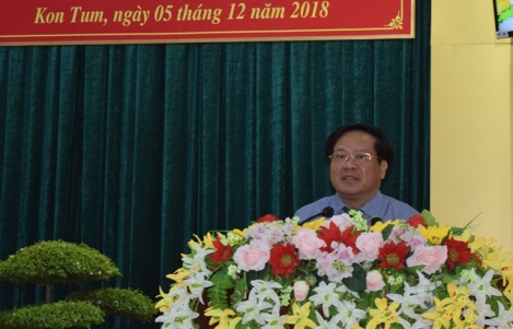 Phó Chủ tịch Thường trực UBND tỉnh Lê Ngọc Tuấn báo cáo với các đại biểu HĐND tỉnh và cử tri tại kỳ họp thứ 7, khóa XI