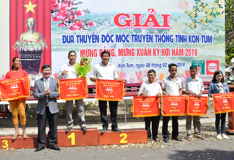 Trao giải cho các VĐV tại Giải đua thuyền độc mộc truyền thống tỉnh Kon Tum mừng Đảng, mừng Xuân sáng mùng 4 Tết (tức ngày 8-2) trên sông Đăk Bla (nguồn: baokontum.com.vn)