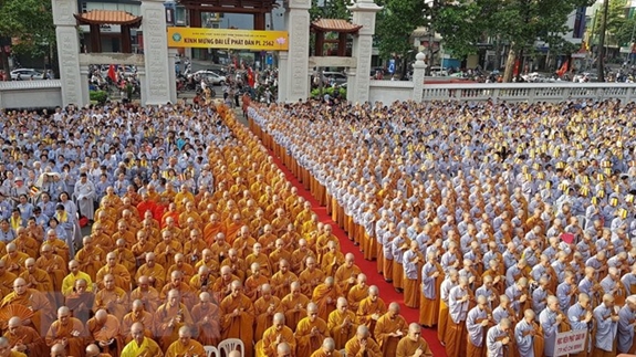 Đông đảo tăng ni, phật tử của thành phố Hà Nội tham dự Đại lễ Phật đản Phật lịch 2562. Ảnh minh họa: TTXVN.
