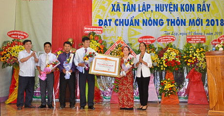 Lãnh đạo xã Tân Lập đón nhân Bằng công nhận xã đạt chuẩn nông thôn mới (nguồn: baokontum.com.vn)