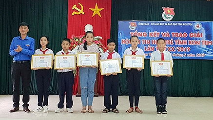 Khen thưởng các thí sinh có thành tích xuất sắc Hội thi Tin học trẻ tỉnh Kon Tum lần thứ XX năm 2019. (nguồn: baokontum.com.vn)