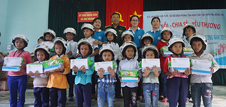 Chương trình “Đồng hành cùng phụ nữ biên cương” trao tặng các phần quà cho học sinh xã Đăk Nhoong. (nguồn: baokontum.com.vn)