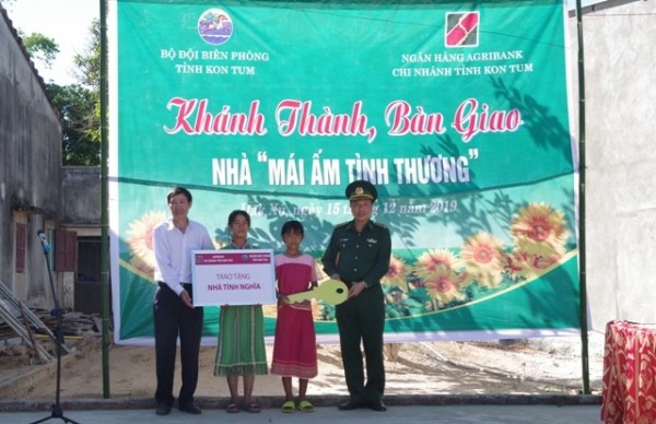 Đại diện Ngân hàng Agribank chi nhánh tỉnh Kon Tum và Bộ Chỉ huy Bộ đội Biên phòng tỉnh trao tặng nhà cho 2 em.