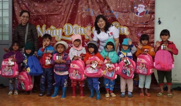 Chương trình “Ngày đông cho em” tặng quà các em nhỏ xã Hiếu (huyện Kon Plông). (nguồn ảnh: baokontum.com.vn)