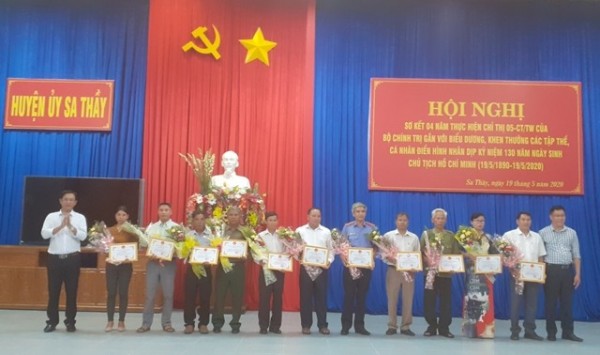 Trao giấy khen của Ban Thường vụ Huyện ủy cho các điển hình trong học tập và làm theo tư tưởng, đạo đức, phong cách Hồ Chí Minh