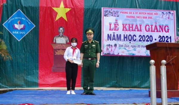 Đại tá Dương Thế Võ - Chỉ huy trưởng BĐBP tỉnh Kon Tum trao kinh phí Chương trình ''Nâng bước em đến trường'' cho học sinh trên địa bàn xã Đăk Dục, huyện Ngọc Hồi.