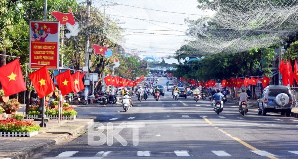 đường phố rợp bóng cờ hoa chào mừng thành công Đại hội XVI Đảng bộ tỉnh (ảnh của baokontum.com.vn)