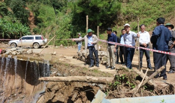 Đồng chí Bí thư Tỉnh ủy kiểm tra tình hình thiệt hại về giao thông và công tác khắc phục tại huyện Đăk Glei