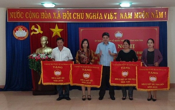 Đồng chí Nguyễn Trung Hải - Chủ tịch Ủy ban MTTQ Việt Nam tỉnh trao cờ Xuất sắc và Xuất sắc toàn diện cho các đơn vị huyện