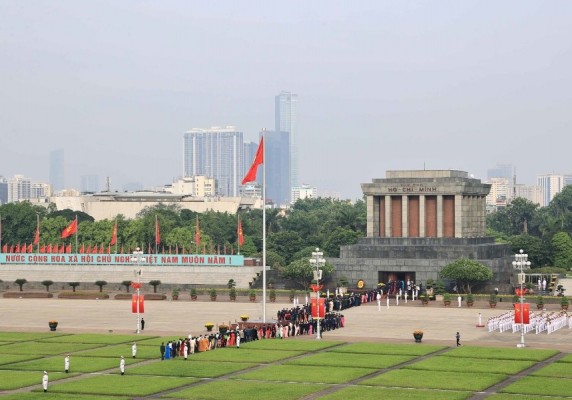 Các đại biểu Quốc hội vào Lăng viếng Chủ tịch Hồ Chí Minh trước khi khai mạc kỳ họp thứ Nhất, Quốc hội khóa XV