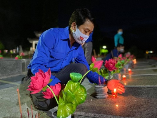 Đoàn viên thanh niên tham gia “Thắp nến tri ân” tại Nghĩa trang liệt sĩ tỉnh Kon Tum tối 26/7/2021.