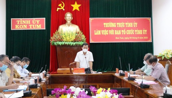 Đồng chí Bí thư Tỉnh ủy, Chủ tịch HĐND tỉnh Dương Văn Trang chủ trì buổi làm việc. Ảnh: TVP