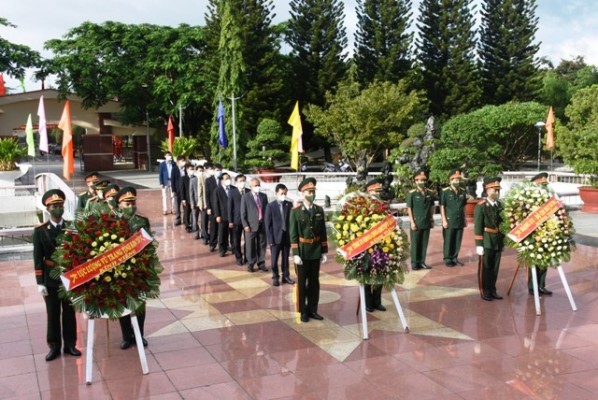 Lãnh đạo tỉnh dâng hương, dâng hoa tại Nghĩa trang Liệt sĩ tỉnh nhân Kỷ niệm 74 năm Ngày Thương binh-Liệt sĩ (ảnh: baokontum.com.vn)
