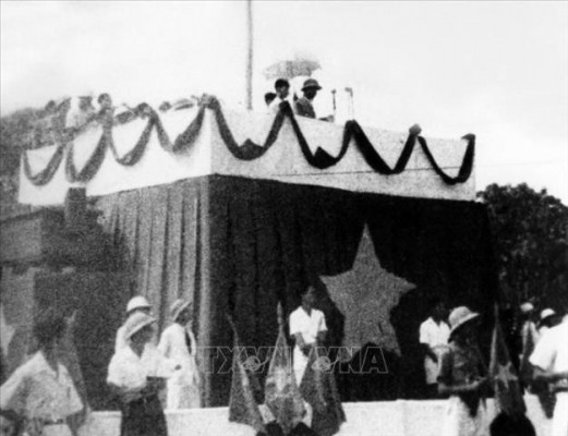 Ngày 2/9/1945, tại Quảng trường Ba Đình lịch sử, Chủ tịch Hồ Chí Minh đọc Tuyên ngôn Độc lập, khai sinh nước Việt Nam Dân chủ Cộng hòa - Nhà nước công nông đầu tiên ở Đông Nam Á;