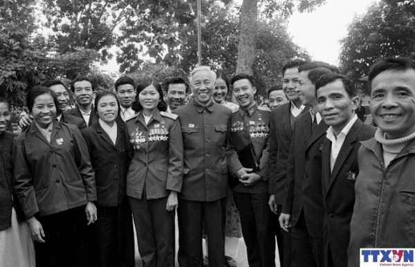Đồng chí Lê Đức Thọ cùng các đại biểu là Anh hùng Lực lượng vũ trang nhân dân bên lề Đại hội IV (Nguồn: TTXVN).