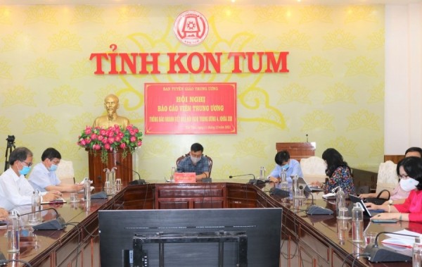 Các đại biểu tham dự Hội nghị tại điểm cầu của tỉnh Kon Tum