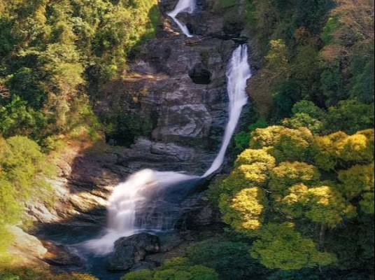 Nước của thác Siu Puông rất trong xanh và mát lạnh quanh năm. Ảnh: Nguyễn Ban