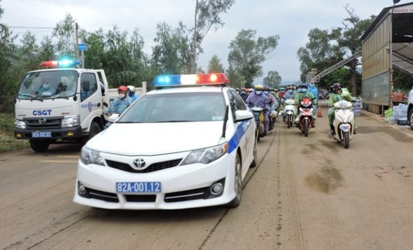 Cảnh sát giao thông dẫn đường đưa người dân qua địa bàn tỉnh. Ảnh: TH
