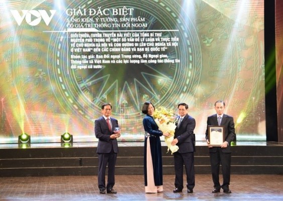 Thủ tướng Phạm Minh Chính trao giải Đặc biệt cho Ban Đối ngoại Trung ương, Bộ Ngoại giao, Thông tấn xã Việt Nam.