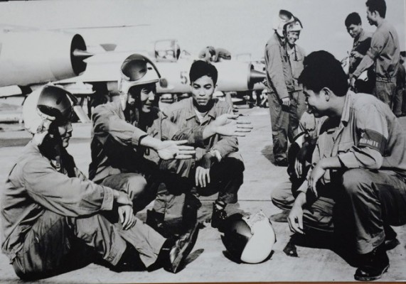 Biên đội Mig-21 rút kinh nghiệm sau trận bắn rơi F-4 yểm hộ cho các lực lượng đánh B-52, ngày 27-12-1972 _ Ảnh: qdnd.vn