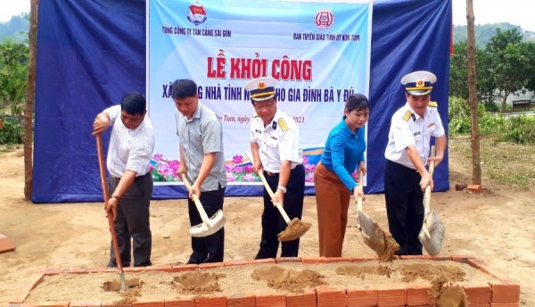 Lãnh đạo Tổng Công ty Tân Cảng Sài Gòn và Ban Tuyên giáo Tỉnh ủy khởi công nhà tình nghĩa tại xã Mô Rai, huyện Sa Thầy (ảnh Đào Hiền)