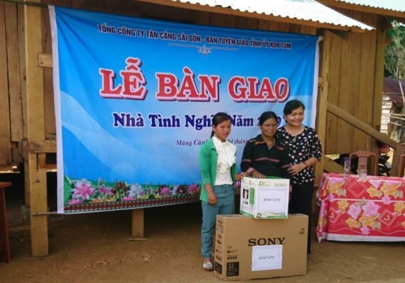 Ban Tuyên giáo Tỉnh ủy phối hợp với Tổng công ty Tân cảng Sài Gòn xây nhà tình nghĩa cho đồng bào dân tộc thiểu số xã Măng Cành, huyện Kon Plông