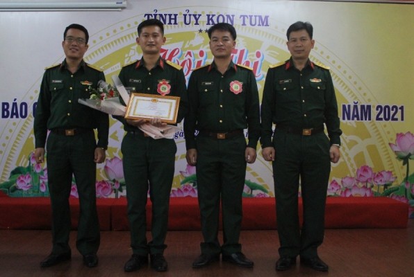 Hai thí sinh của Đảng bộ Quân sự tỉnh (đứng giữa) tham gia dự thi