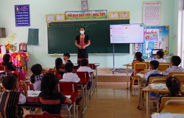 Cô giáo Y Son đang giảng dạy tại Trường Tiểu học Lê Văn Tám, xã Đăk Dục, huyện Ngọc Hồi
