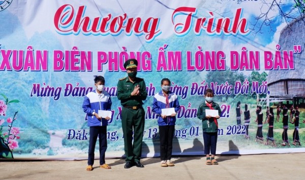 Bộ Chỉ huy Bộ đội Biên phòng tỉnh trao kinh phí hỗ trợ trong Chương trình “Nâng bước em đến trường” cho 75 học sinh của 3 xã biên giới huyện Đăk Glei. (ảnh: baokontum.com.vn)