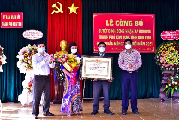 Lãnh đạo tỉnh, thành phố trao Quyết định, tặng hoa chúc mừng xã Kroong (TP.Kon Tum) đạt chuẩn Nông thôn mới (ảnh: baokontum.com.vn)