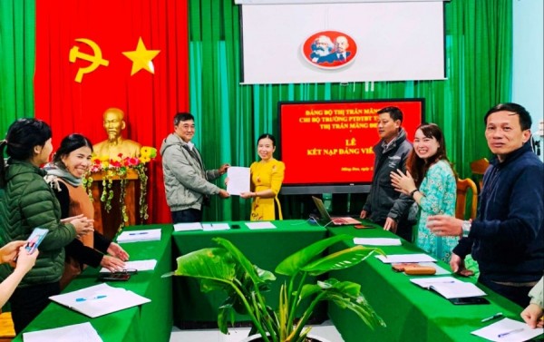Chi bộ Trường phổ thông dân tộc bán trú tiểu học thị trấn Măng Đen, huyện Kon Plông tổ chức Lễ kết nạp đảng viên mới. Ảnh: VH