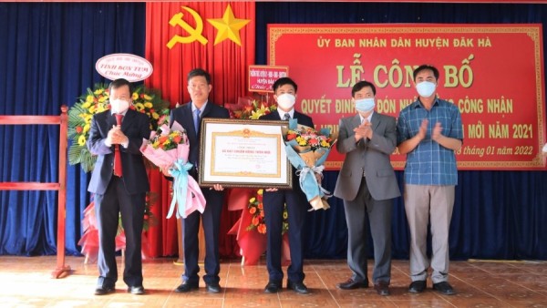 Phó Chủ tịch UBND tỉnh Nguyễn Hữu Tháp và lãnh đạo huyện Đăk Hà trao bằng công nhận và tặng hoa chúc mừng xã Đăk Hring được công nhận NTM