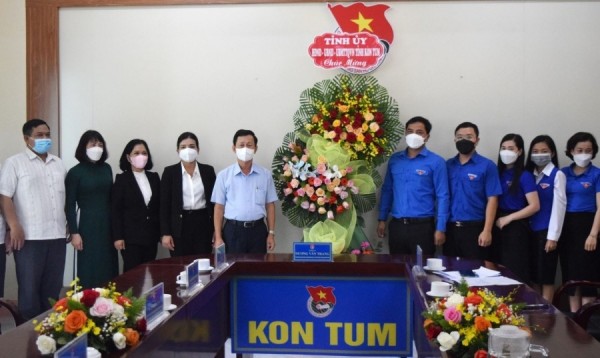 Đồng chí Bí thư Tỉnh ủy Dương Văn Trang tặng hoa chúc mừng Tỉnh đoàn Kon Tum.  (ảnh: baokontum.com.vn)