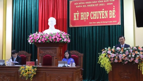 Đồng chí Bí thư Tỉnh ủy, Chủ tịch HĐND tỉnh Dương Văn Trang phát biểu bế mạc Kỳ họp. Ảnh: QĐ