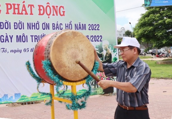 Đồng chí Phó Bí thư Tỉnh ủy Nguyễn Văn Hòa đánh trống phát động Tết trồng cây đời đời nhớ ơn Bác Hồ. Ảnh: QĐ