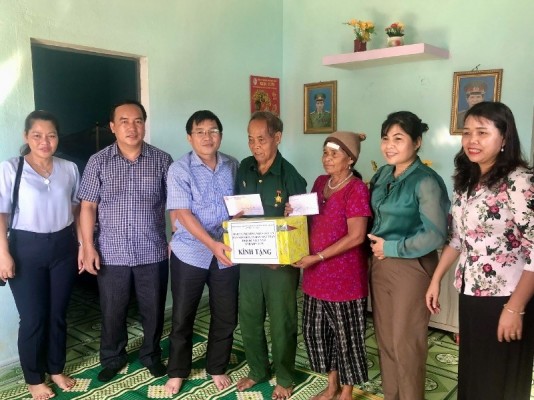 Đoàn công tác thăm, tặng quà bệnh binh A Vơn ở làng Điệp Lốc, xã Ya Tăng, huyện Sa Thầy.