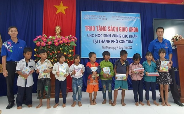 Đoàn Thanh niên Siêu thị Co.opmart Kon Tum trao tặng vở cho học sinh DTTS tại thành phố Kon Tum. (ảnh: baokontum.com.vn)