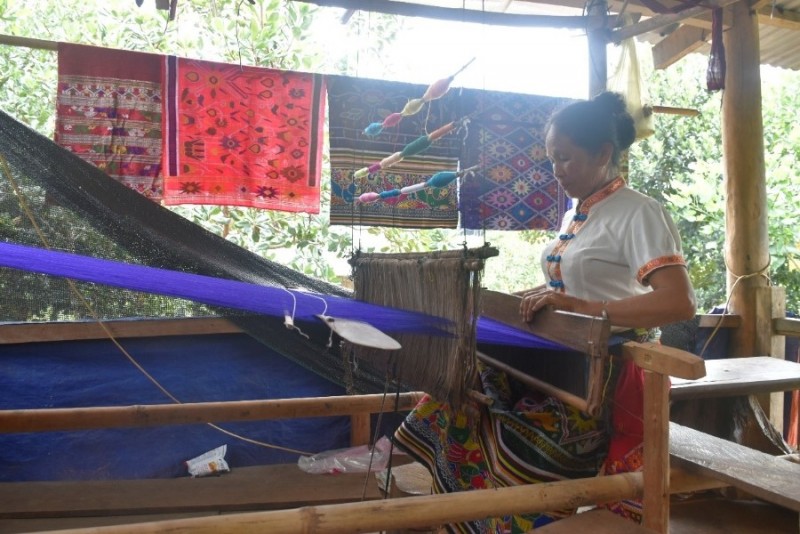 Bà Lương Thị Hoa, Thôn 8, xã Ia Đal đang say mê dệt vải