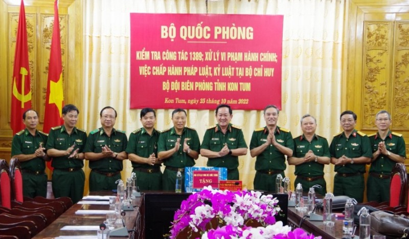 Thượng tướng Võ Minh Lương thăm, tặng quà tại Bộ Chỉ huy BĐBP tỉnh