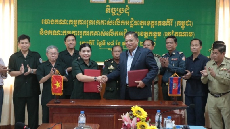 Ban Chuyên trách 2 tỉnh Kon Tum và Rattanakiri ký BB về việc tiếp tục tìm kiếm, quy tập, hồi hương hài cốt LS quân tình nguyện và chuyên gia VN hy sinh tại Campuchia trong các thời kỳ chiến tranh, mùa khô 2022 - 2023. (ảnh: baokontum.com.vn)
