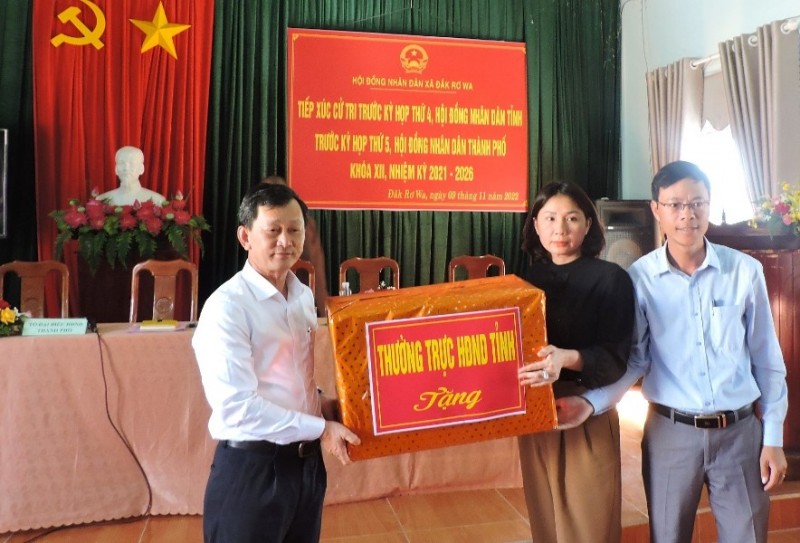 Đồng chí Bí thư Tỉnh ủy, Chủ tịch HĐND tỉnh Dương Văn Trang tặng quà xã Đăk Rơ Wa. Ảnh: TH