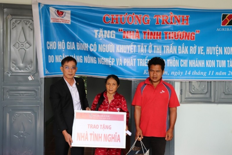 Ngân hàng Aribanhk Kon Tum trao tặng nhà
