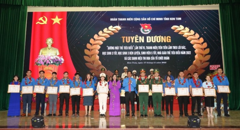 Đồng chí Y Ngọc, Uỷ viên Ban TVTU, Phó Chủ tịch UBND tỉnh trao Bằng khen cho 15 gương mặt trẻ tiêu biểu.