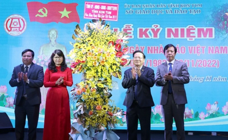 Thay mặt lãnh đạo tỉnh, Phó Bí thư Tỉnh uỷ, Chủ tịch UBND tỉnh Lê Ngọc Tuấn tặng lẵng hoa chúc mừng ngành GD&ĐT