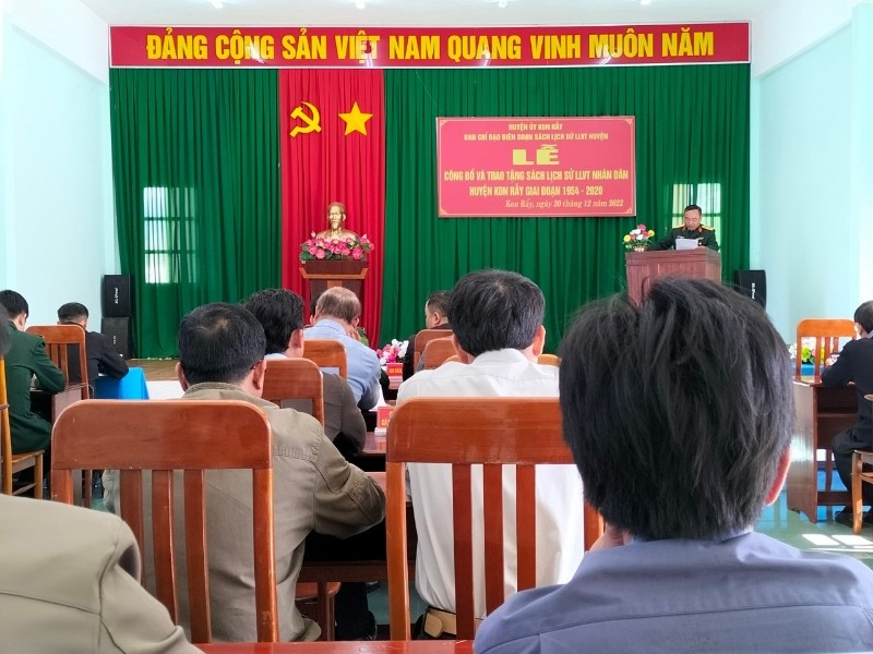 Quang cảnh Lễ công bố và trao tặng Sách Lịch sử lực lượng vũ trang nhân dân huyện Kon Rẫy