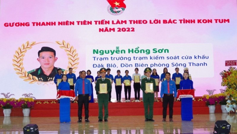 Đại uý Nguyễn Hồng Sơn nhận danh hiệu “Gương mặt trẻ tiêu biểu’’