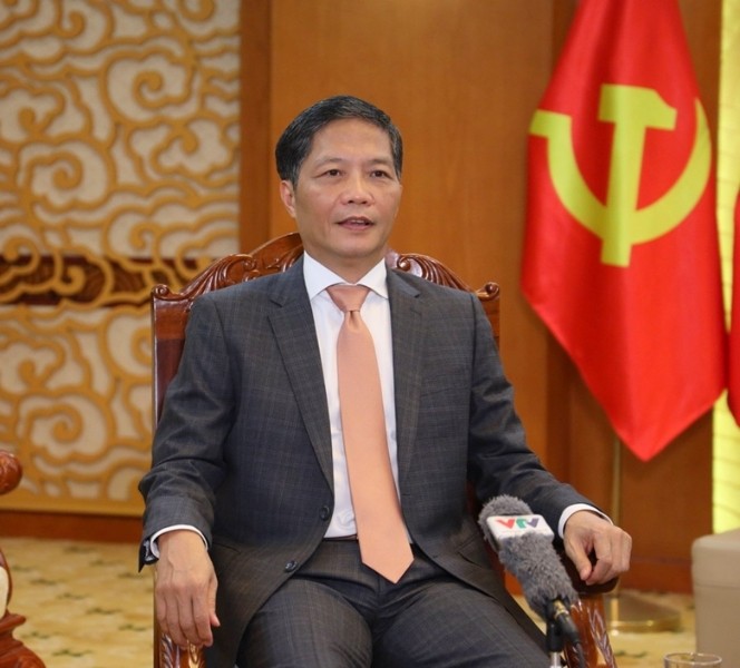Đồng chí Trần Tuấn Anh, Ủy viên Bộ Chính trị, Trưởng Ban Kinh tế Trung ương trả lời phỏng vấn phóng viên.