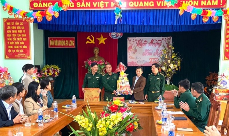 Đồng chí Bí thư Tỉnh uỷ Dương Văn Trang thăm, chúc Tết đồn Biên phòng Rơ Long